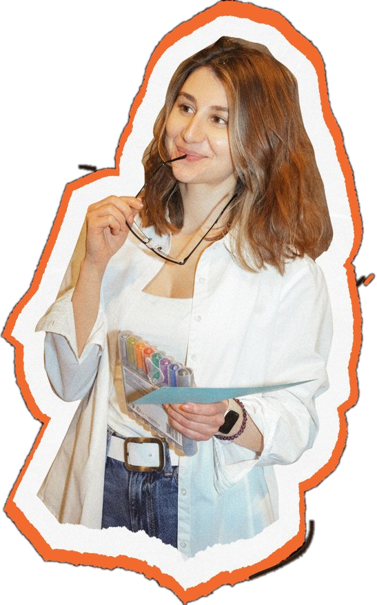 Elena Abramian, lächelnd mit Brille und Textmarkern in der Hand