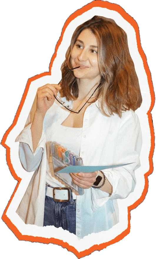 Elena Abramian, lächelnd mit Brille und Textmarkern in der Hand