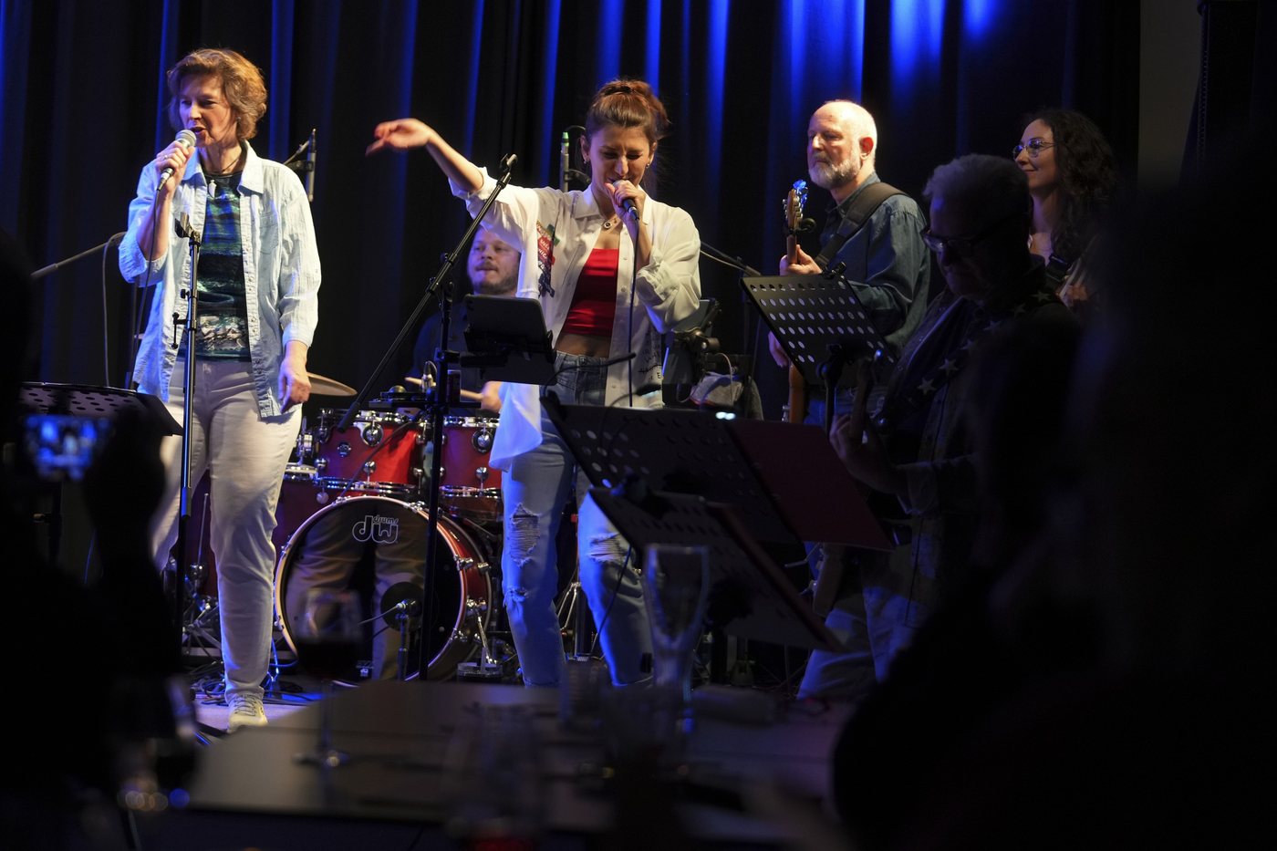 Elena Abramian mit Band auf der Bühne