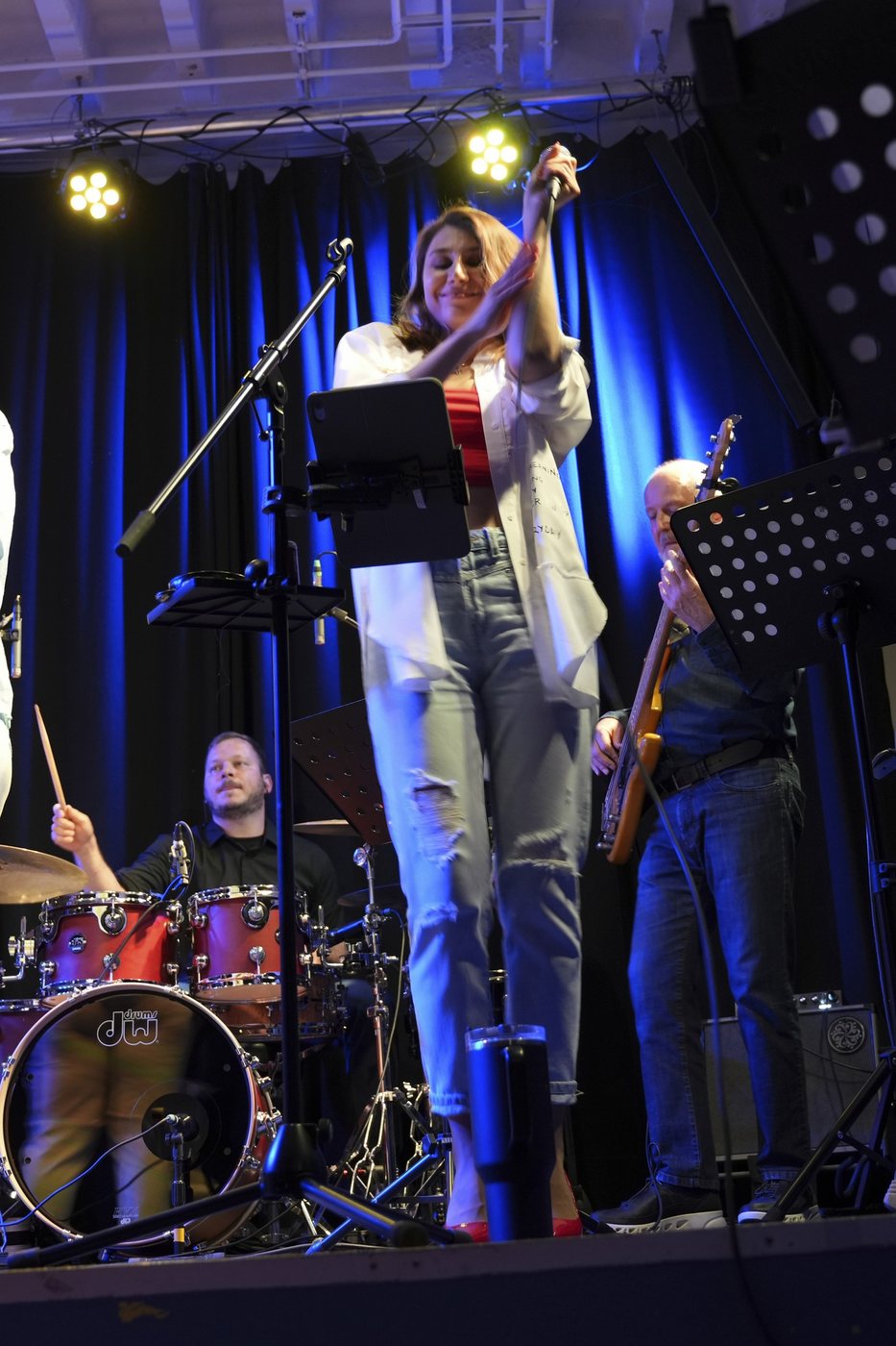 Elena Abramian singt mit Band