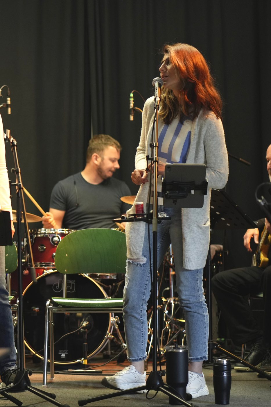 Elena Abramian am Mikrofon