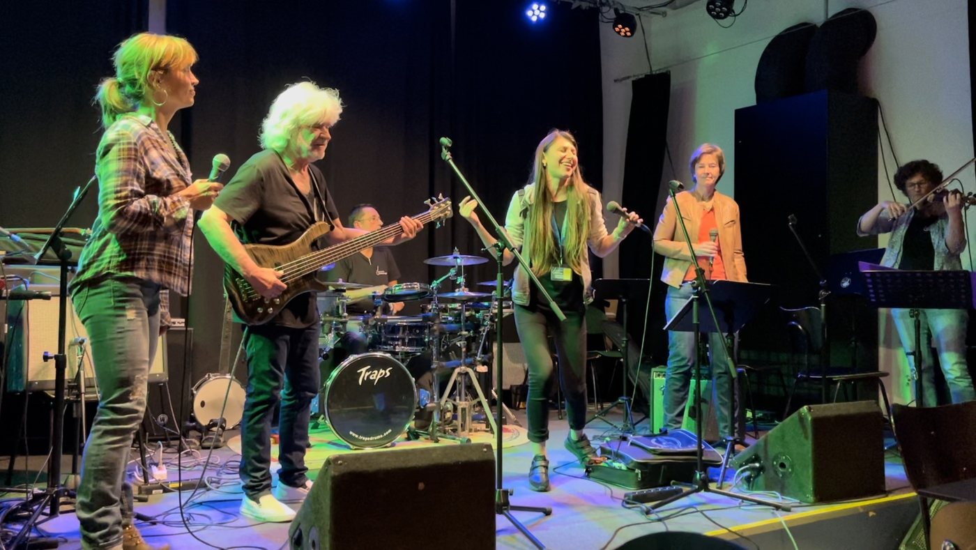 Elena Abramian mit Band bei einem Open-Air-Auftritt