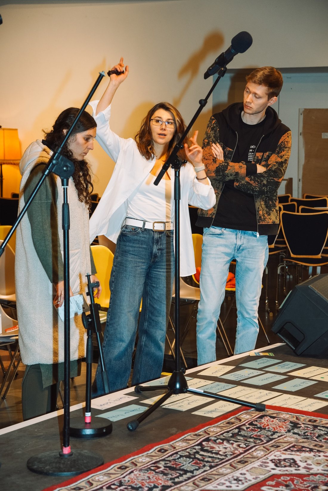 Elena Abramian bei der Probe mit Musikern auf der Bühne