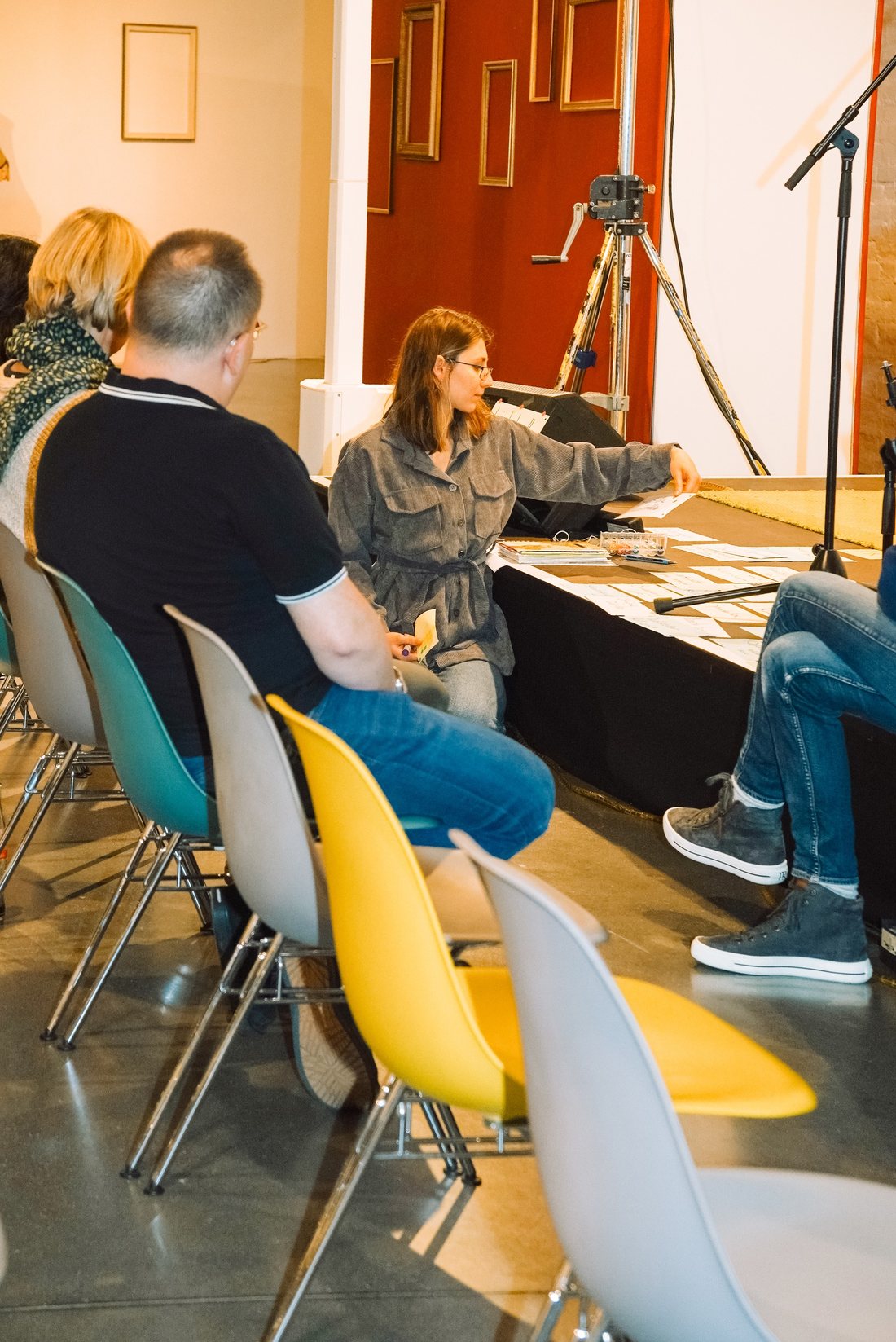 Besprechung im Saal vor einer Veranstaltung