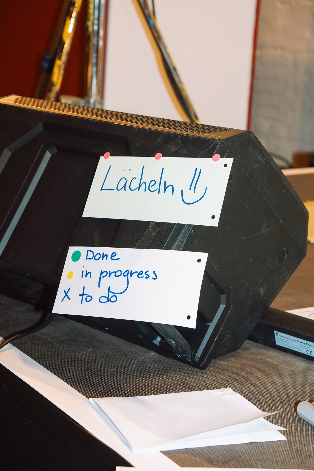 Notiz „Lächeln“ am Technikpult
