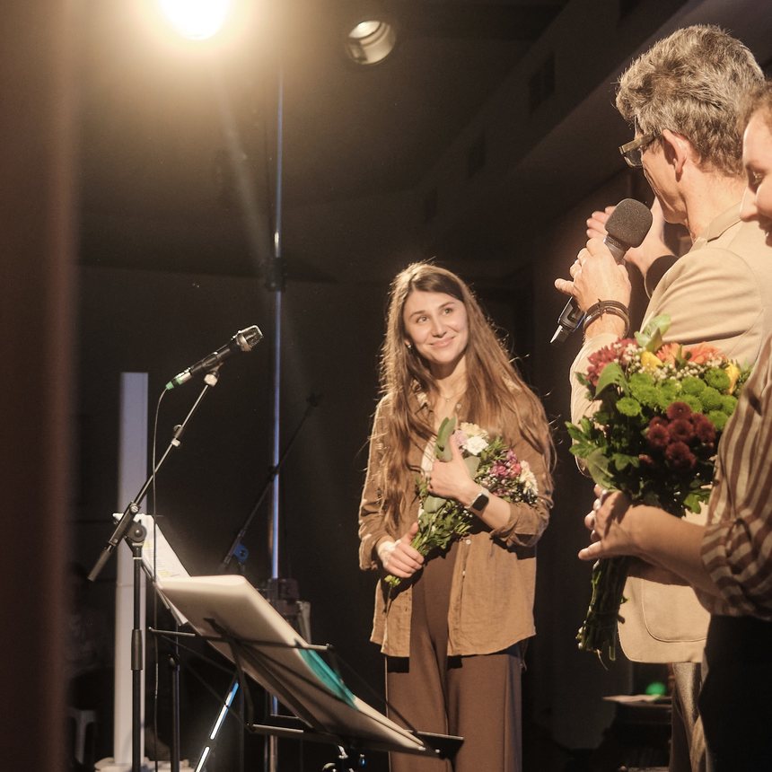 Elena Abramian mit Blumen auf der Bühne nach einem Auftritt