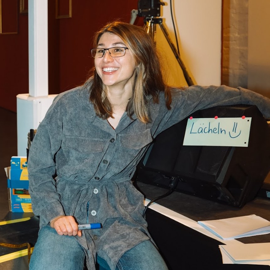 Elena Abramian, lachend