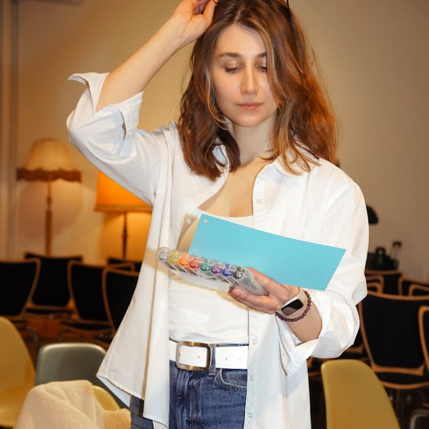 Elena Abramian mit Farbpalette und Unterlagen
