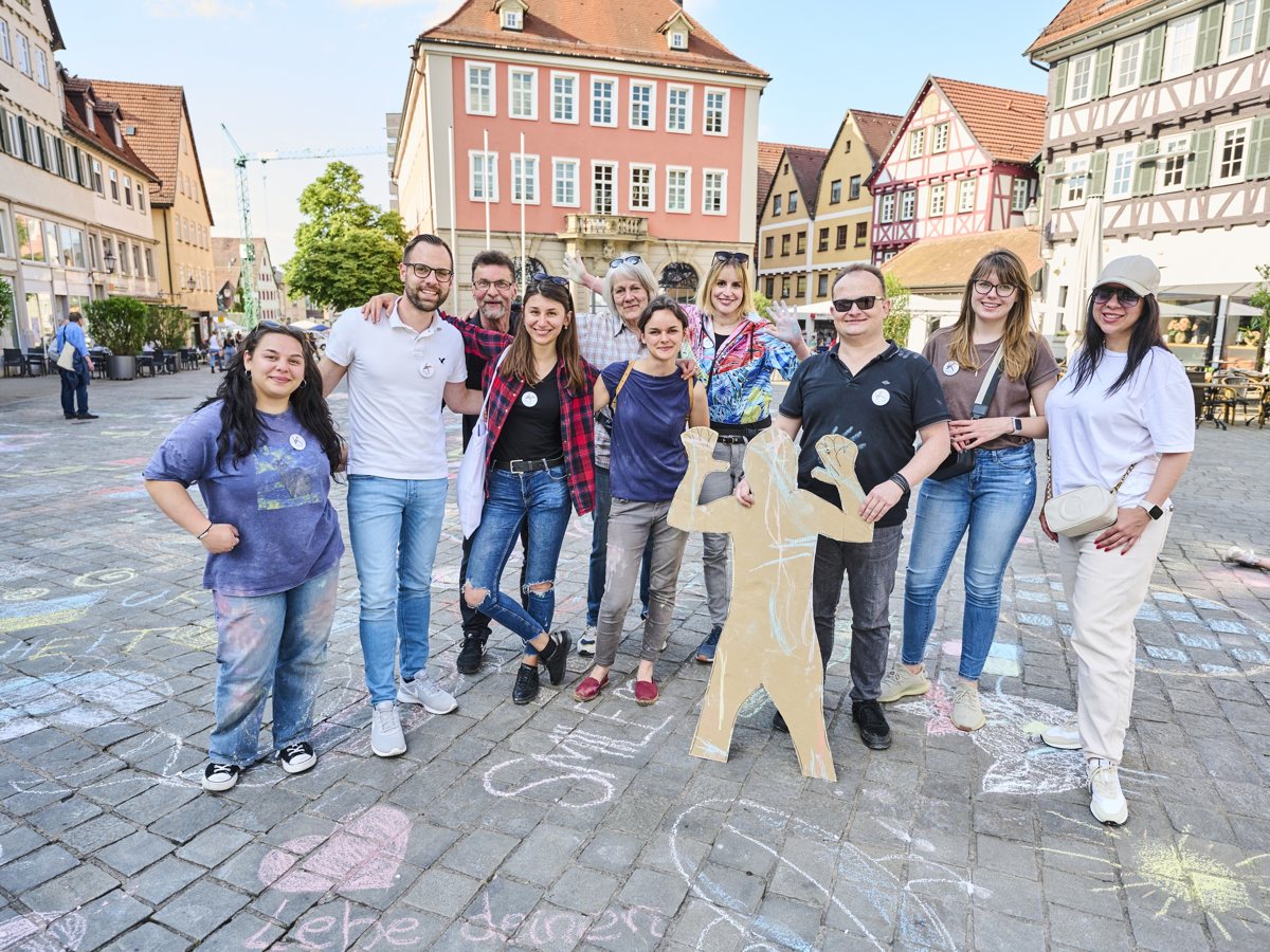 Die KULTUR-Meetup-Gruppe bei der Malaktion auf dem Schorndorfer Marktplatz