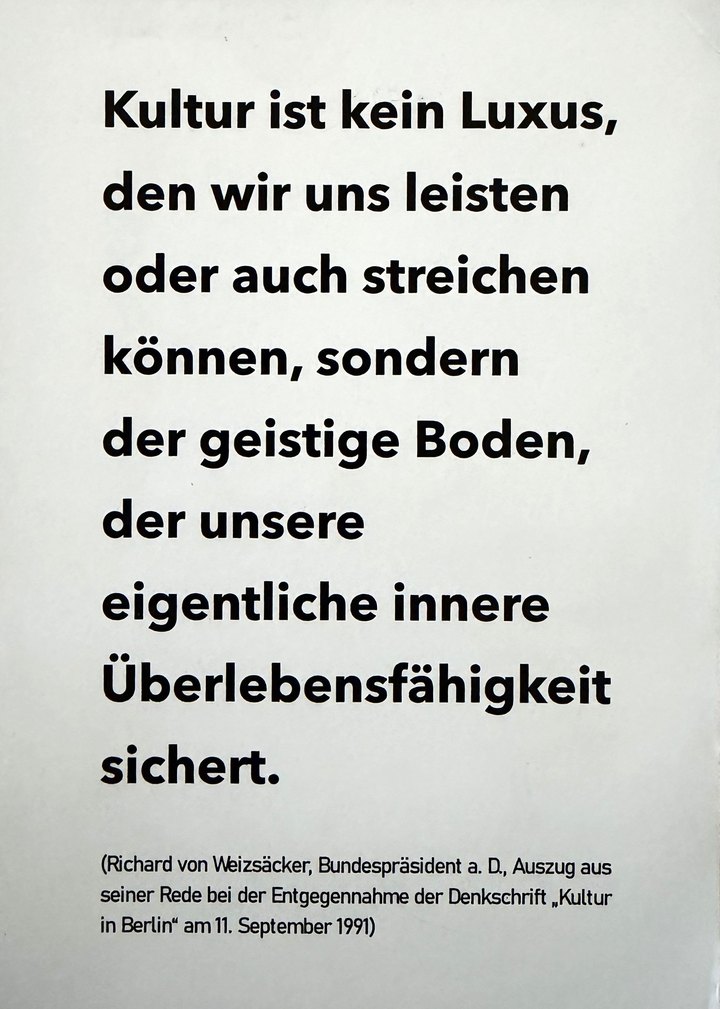 Zitat Richard von Weizsäcker: Kultur ist kein Luxus, den wir uns leisten oder auch streichen können, sondern der geistige Boden, der unsere eigentliche innere Überlebensfähigkeit sichert.